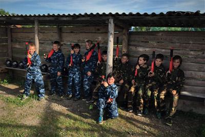 Skupina otroškega paintballa